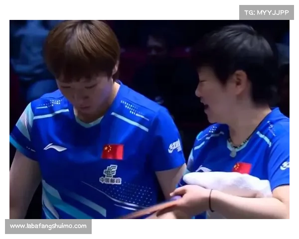 WTT冠军赛颁奖仪式感人一刻 获奖选手携手子女共享荣耀时光